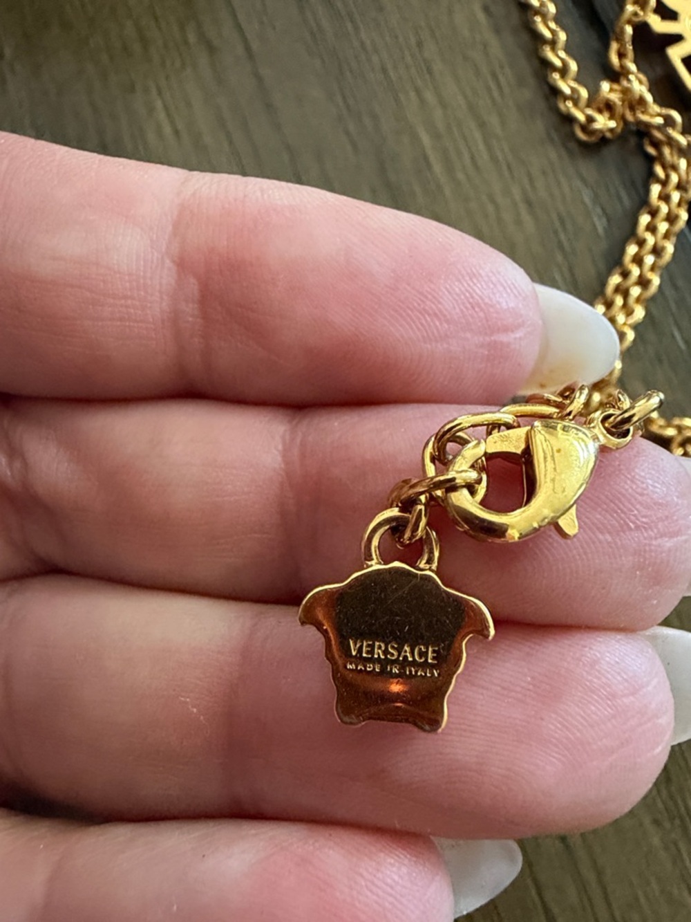 ❤️❤️SOLD❤️❤️Versace Gold-tone Logo Skript and Medusa Charm Necklace - Picture 5 of 5